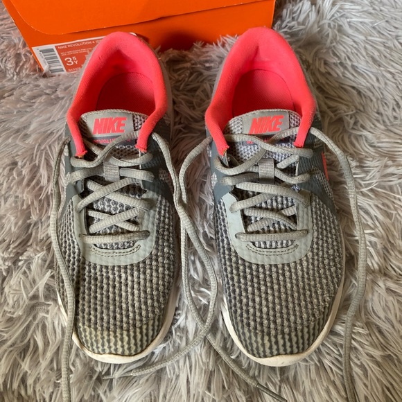 Nike Revolution 4 Girls Running Shoes sz 3.5Y Gray & Pink(bright salmon) w/ box - Picture 8 of 11
